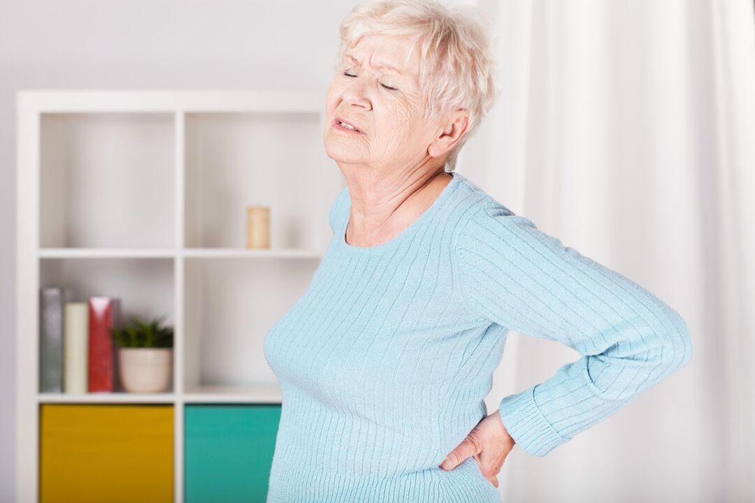 El dolor lumbar en una mujer puede ser la causa de la osteocondrosis