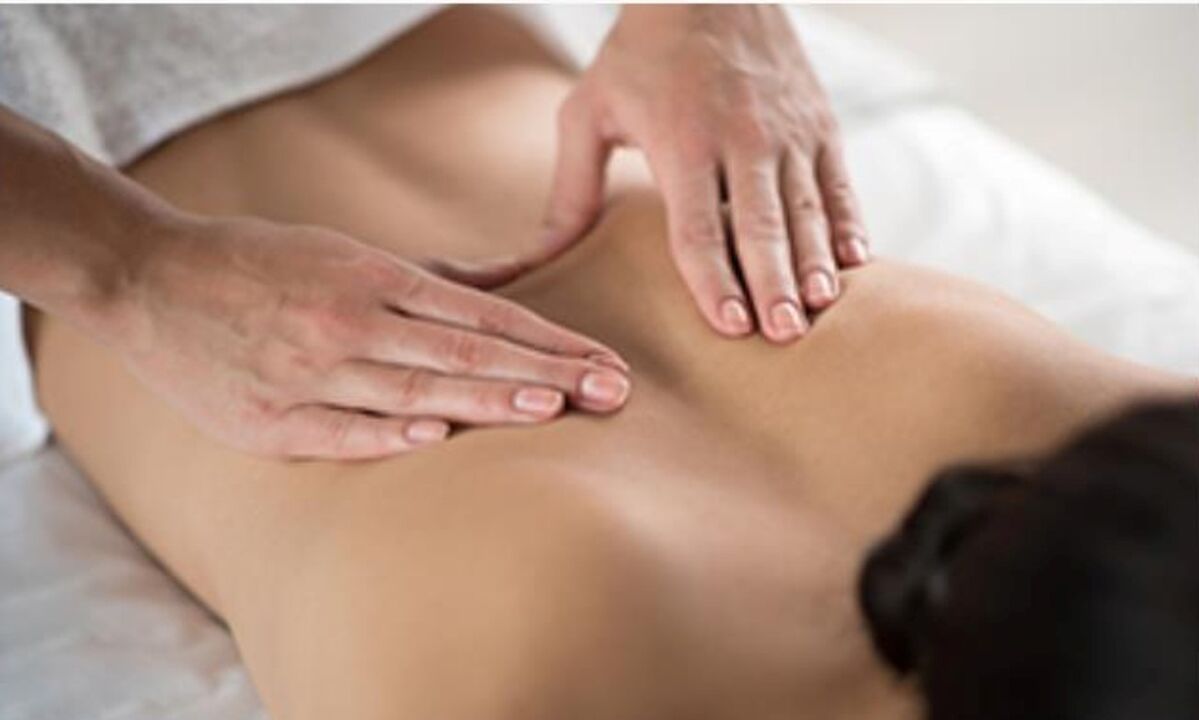 El masaje es uno de los métodos para tratar la osteocondrosis del cuello uterino. 