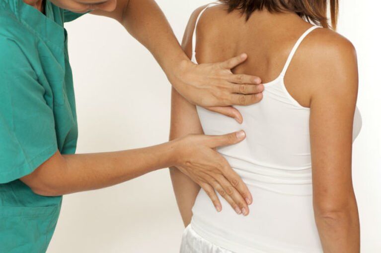 Examen de la espalda por dolor debajo del omóplato izquierdo