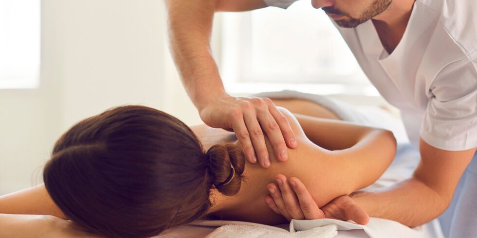 Uno de los métodos más efectivos para tratar la artrosis de la articulación del hombro es el masaje. 