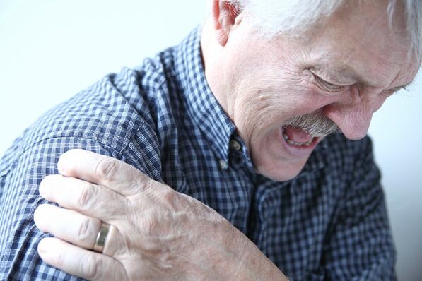 Dolor de hombro en un hombre mayor diagnosticado con osteoartritis de la articulación del hombro