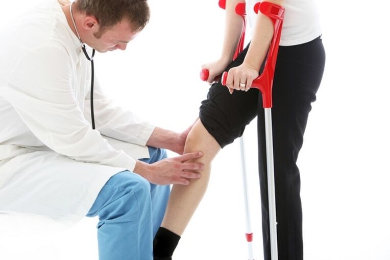 Inspección de la rodilla de un paciente con osteoartritis de la articulación de la rodilla