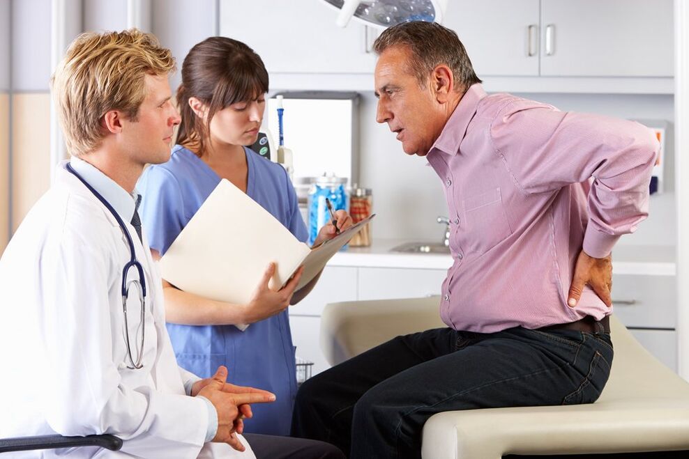 Cita con el médico para el dolor de espalda.