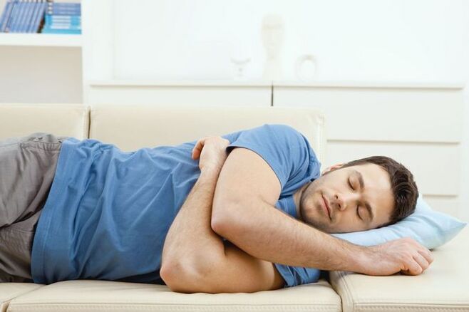 Posturas incómodas al dormir como causa de dolor lumbar.